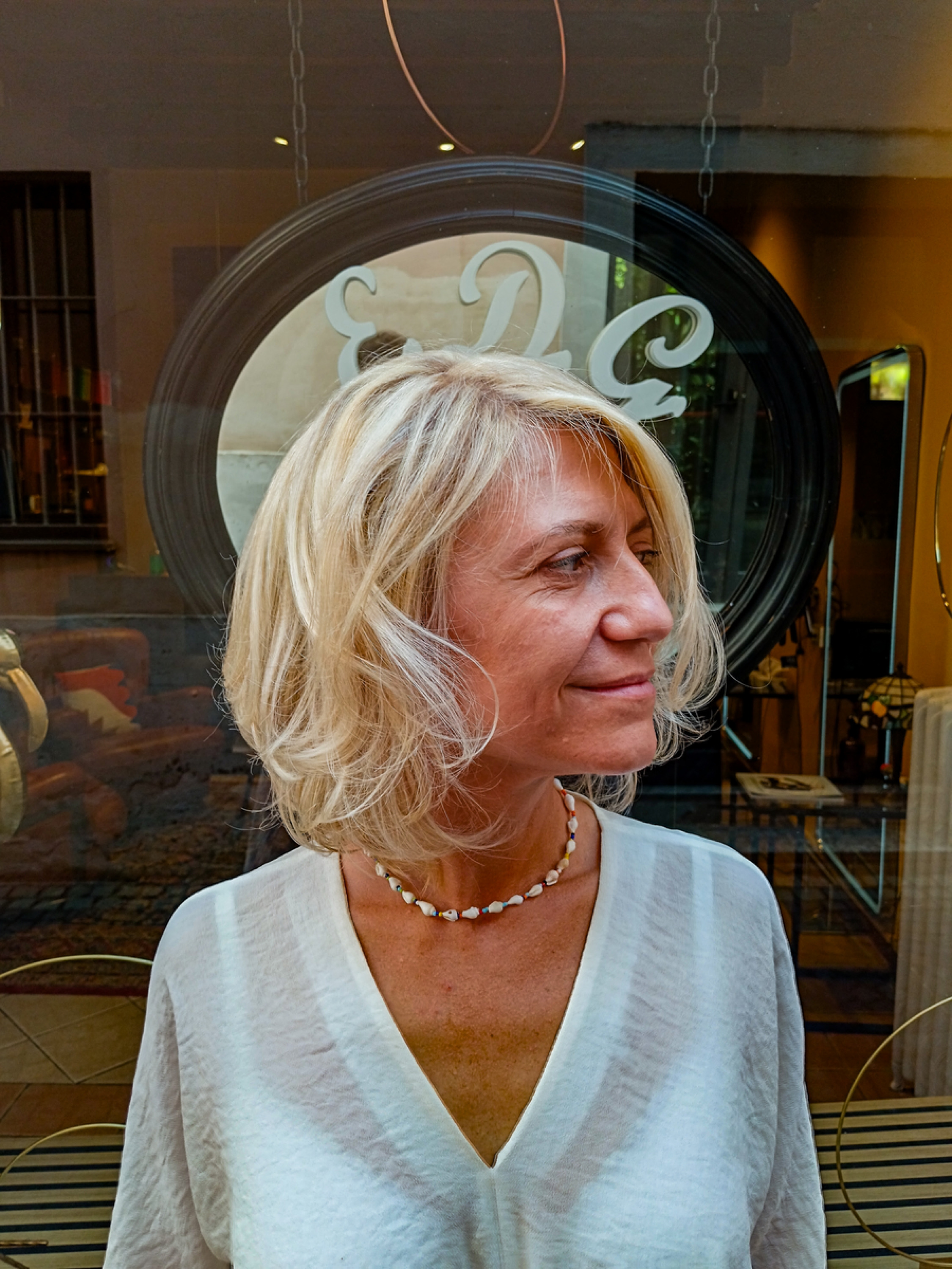 Caschetto biondo corto lucido con onde morbide di Epifanio Di Giovanni.