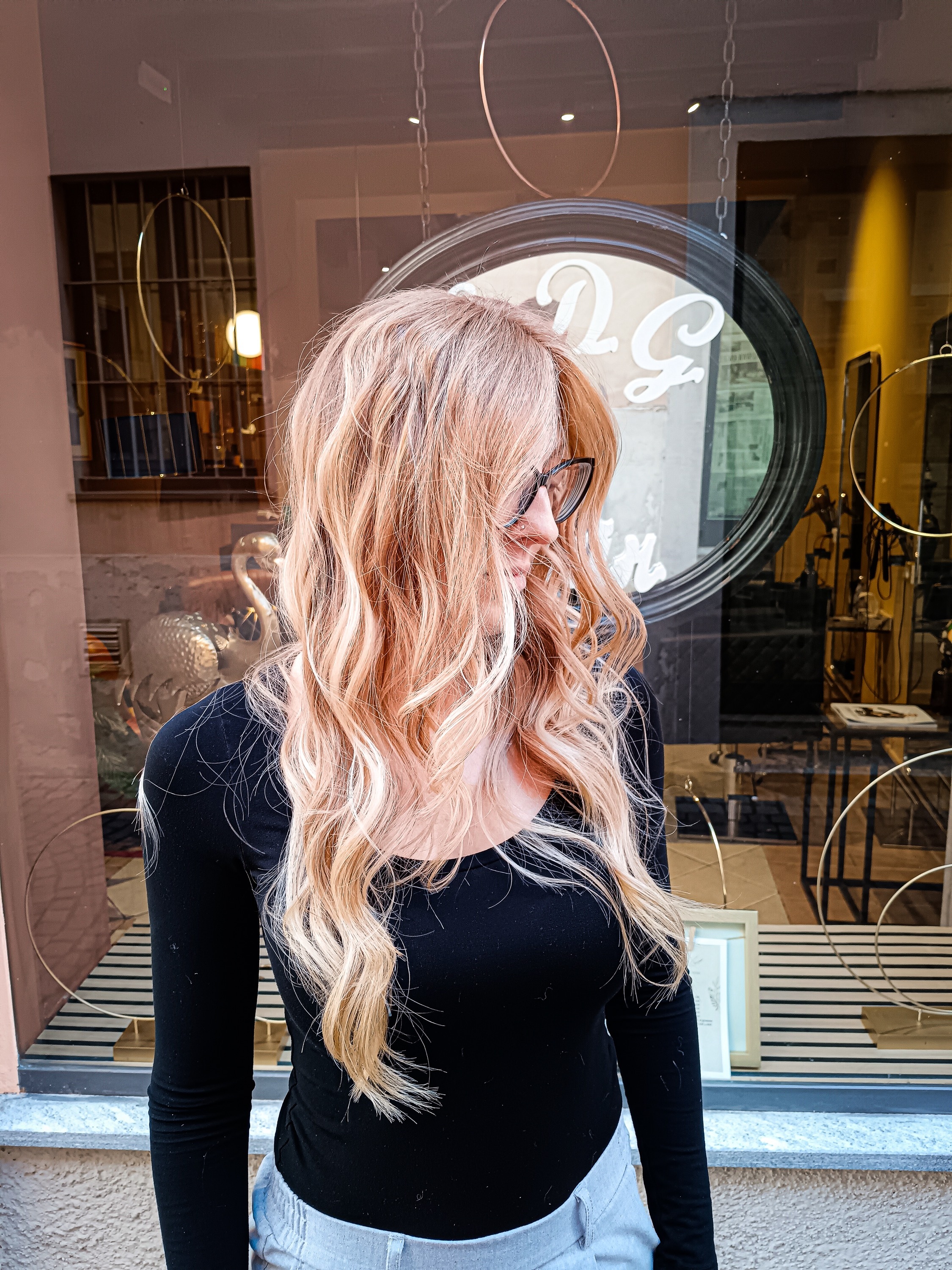 Capelli lunghi mossi biondo dorato con schiariture di Epifanio Di Giovanni.