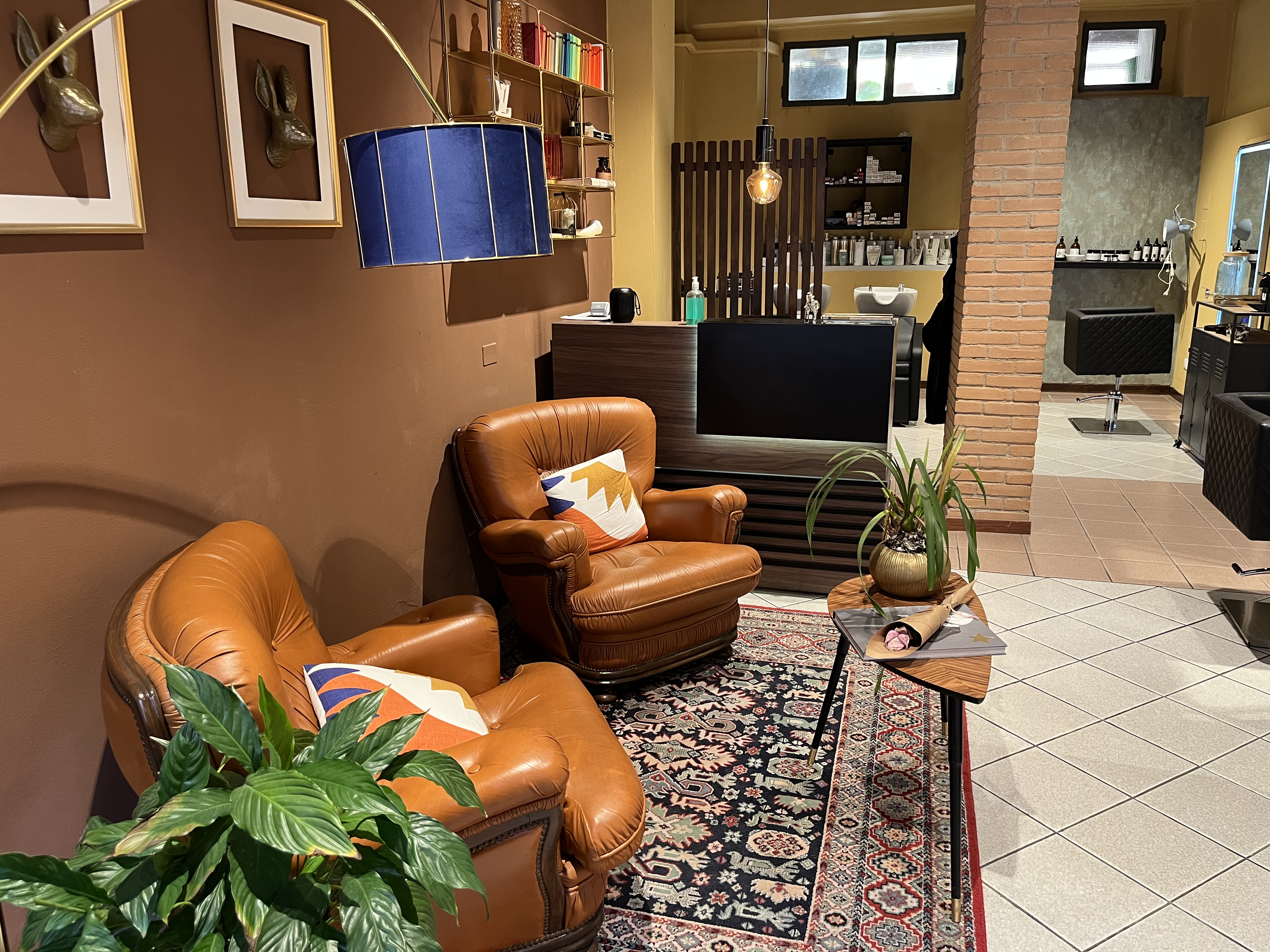 Area d'attesa interna del salone parrucchiere Epifanio Di Giovanni a Treviglio.