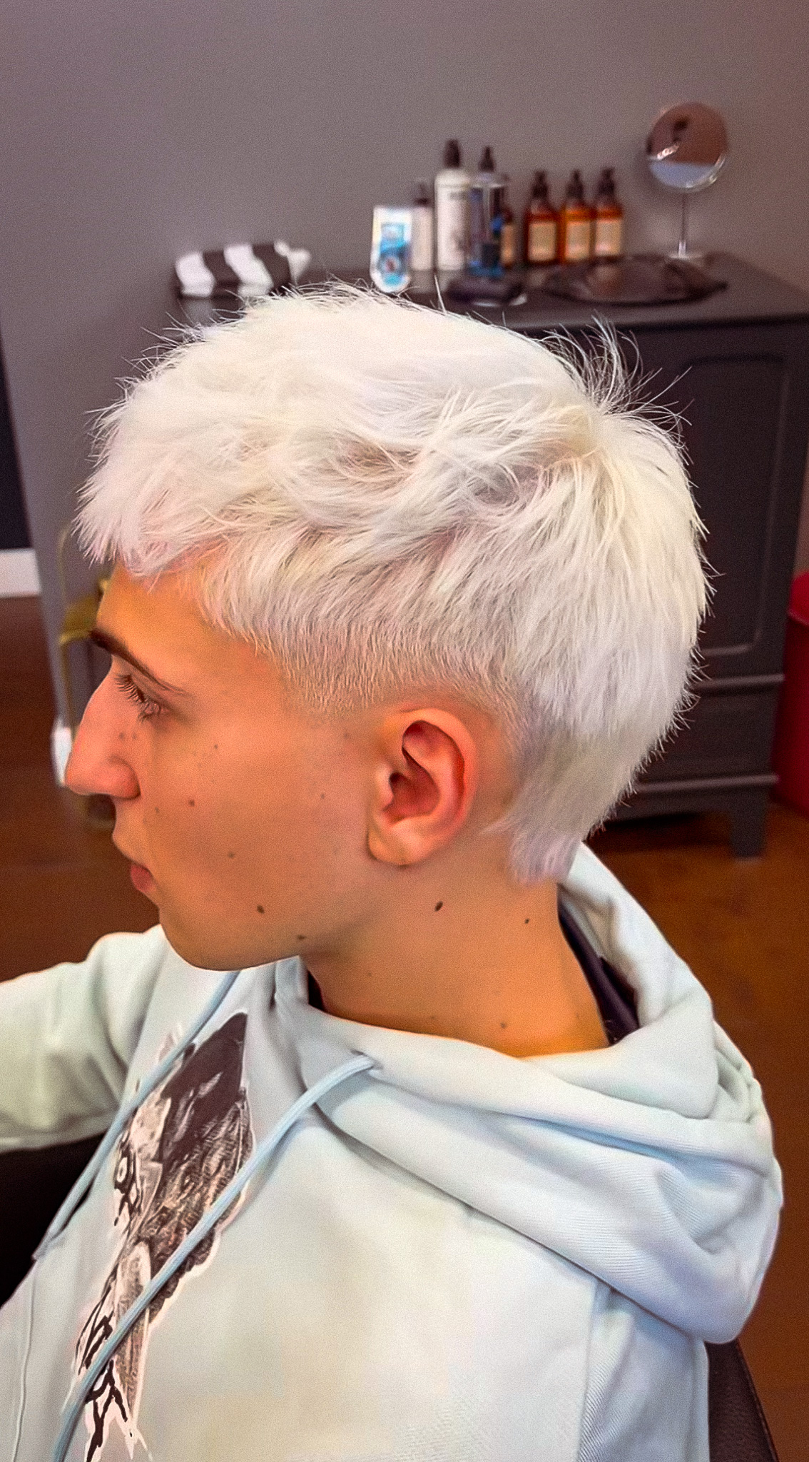 Men's textured haircut with platinum blonde bleach at Hair Studio Frizerie in Bergamo.