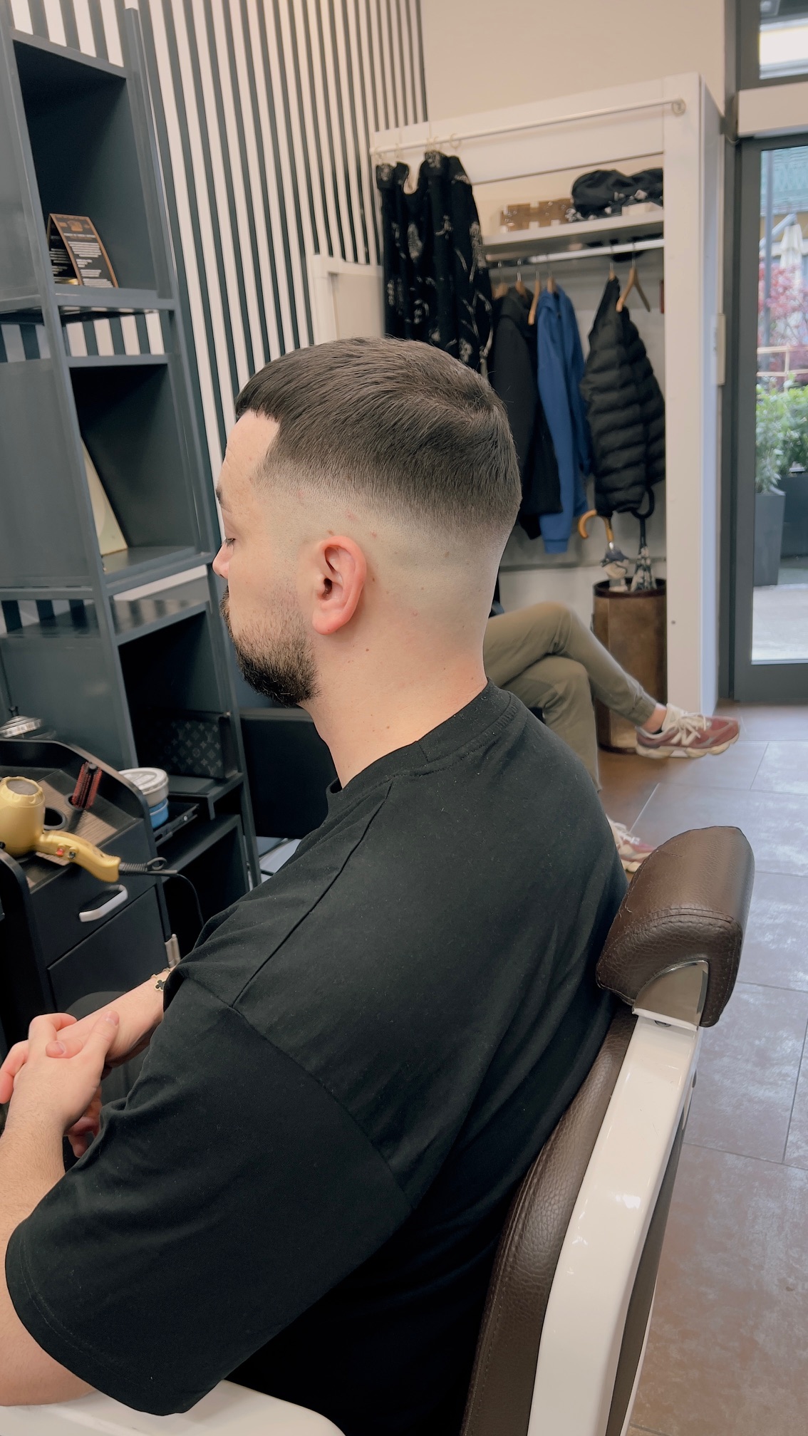 Men's haircut with a clean high skin fade at Hair Studio Frizerie in Bergamo.